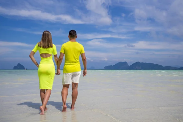 Mladý šťastný pár na tropické pláži během letních prázdnin. ▲ an — Stock fotografie