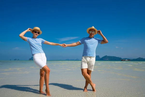 Pasangan muda yang bahagia di pantai tropis saat liburan musim panas. Thailan — Stok Foto