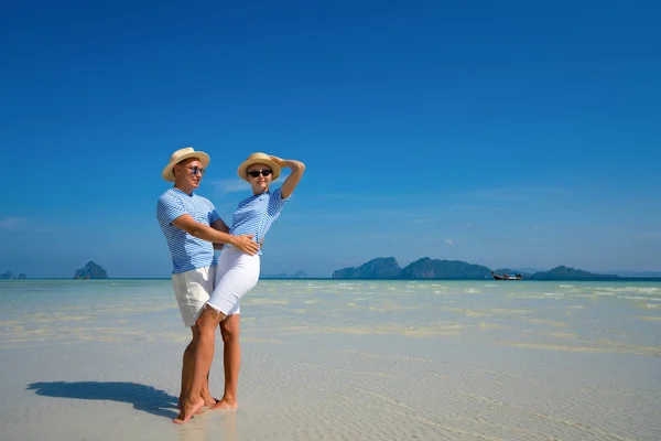 Young happy couple on tropical beach at summer vacation. — Stock Photo, Image