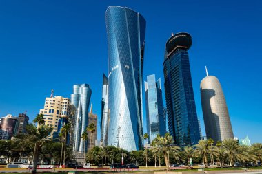 DOHA, Katar - 23 Kasım 2019: Doha, Katar 'da güzel mavi bir gökyüzü gününde Batı Körfezi Şehri silueti. Batı Körfezi, Doha 'nın en önemli bölgelerinden biridir..