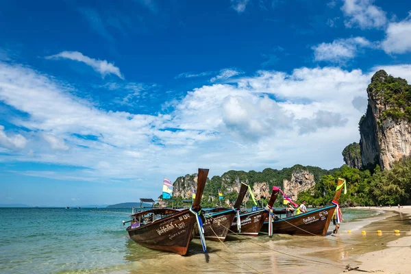 Krabi Thajsko Listopad 2019 Úžasný Výhled Krásnou Pláž Dlouholetými Čluny — Stock fotografie
