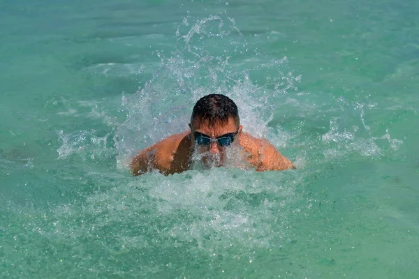 Jovem Atlético Nadando Mar — Fotografia de Stock