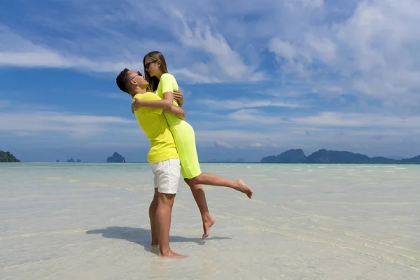 Gelukkige Paar Verliefd Strand Zomervakanties Vrolijke Meisje Meeliften Jonge Vriend — Stockfoto