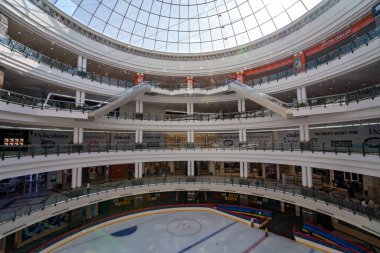 Doha, Katar - 23 Kasım 2019: Doha Katar şehir merkezinde buz pateni pisti olan en işlek alışveriş merkezi.