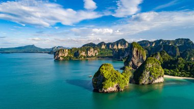 Tayland, Krabi 'deki Railay plajı, yukarıdan tropikal Railay ve Pranang sahilleri ve Andaman denizi kıyıları görünüyor.