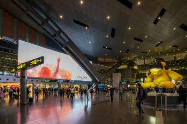 DOHA, Katar - 23 Kasım 2019: Doha, Katar 'daki Hamad Uluslararası Havalimanı. Üs havaalanı: Katar Havayolları.