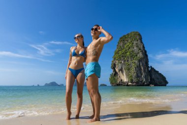 Yaz tatilinde bir çift, genç insanlar mutlu bir şekilde gülüyor tropik bir plajda, Yengeç, Tayland