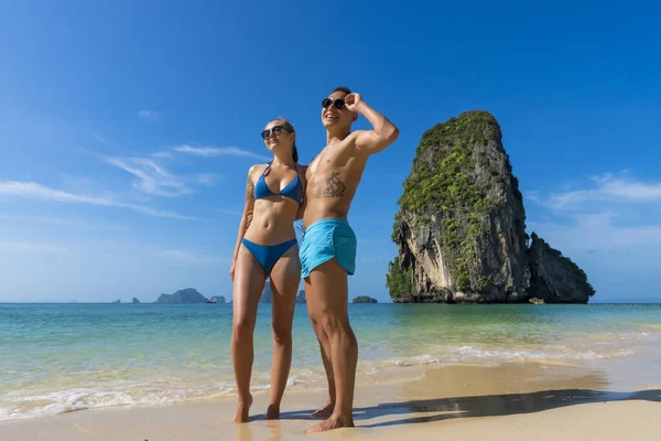 在泰国的喀尔比热带海滩上 情侣们一起共度暑假 年轻人们开心地微笑着 — 图库照片