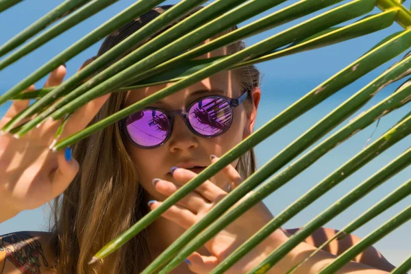 美しいセクシーな女の子モデルでAビキニで熱帯の島の海岸にヤシの葉 旅行夏休み ファッションスタイル — ストック写真