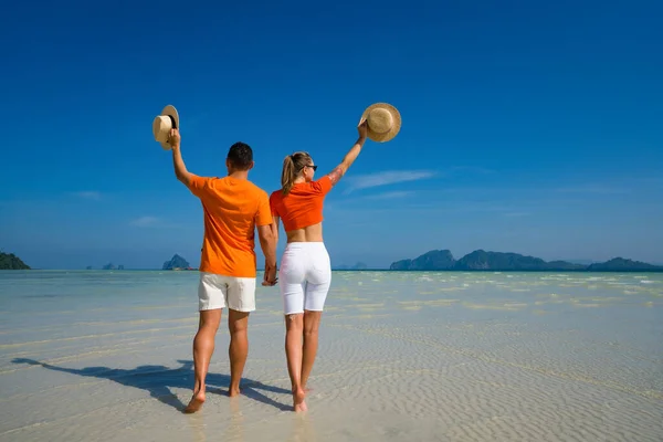 Молодая Счастливая Пара Тропическом Пляже Летних Каникулах Таиланд — стоковое фото