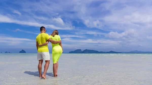 年轻漂亮的一对情侣在热带海滩度暑假 — 图库照片