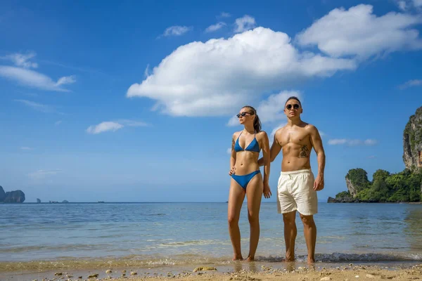 年轻漂亮的一对情侣在热带海滩度暑假 — 图库照片