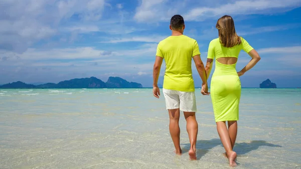 Joven Pareja Feliz Playa Tropical Las Vacaciones Verano Tailandia — Foto de Stock