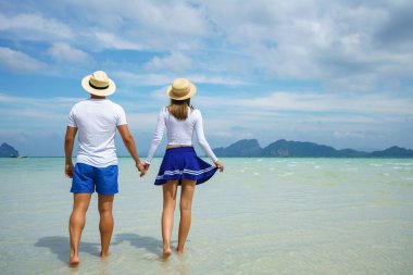 Yaz tatilinde tropik plajda genç mutlu bir çift. Tayland