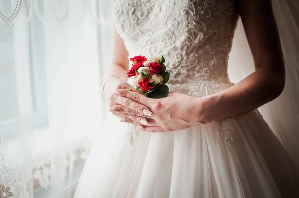 Bouquet coloré de fleurs dans les mains des mariées — Photo