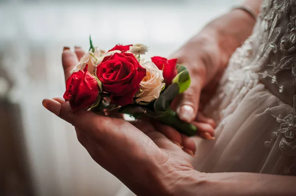 Bouquet colorato di fiori nelle mani delle spose — Foto Stock