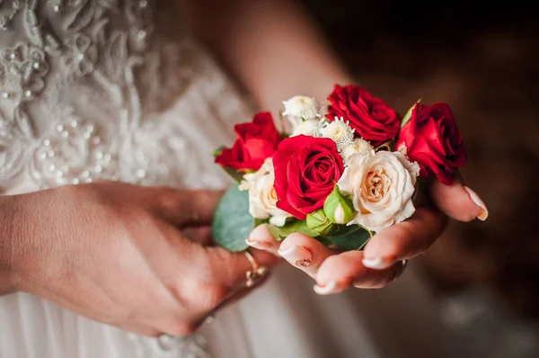 Bouquet coloré de fleurs dans les mains des mariées — Photo
