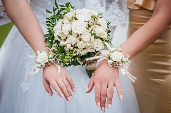 Boeketten van bloemen in de handen van de bruid en bruidsmeisjes — Stockfoto