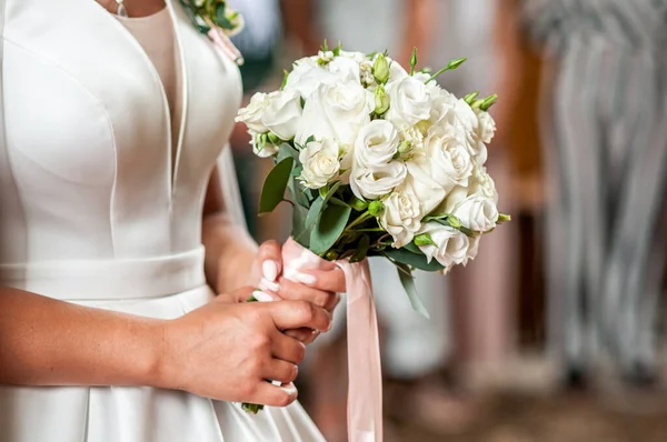 花嫁の手に色鮮やかな花 — ストック写真
