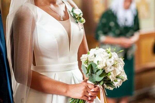 Bunga berwarna-warni di tangan pengantin wanita — Stok Foto