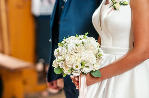 Bunte Blumen in der Hand der Braut — Stockfoto