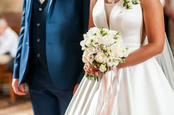 Colorfull flowers in the hand of the bride — Stock Photo, Image