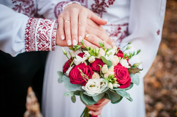 Bouquet of flowers in the hand of the bride and groom — ストック写真