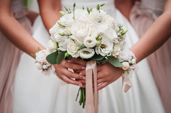 Bukett med blommor i handen på bruden — Stockfoto