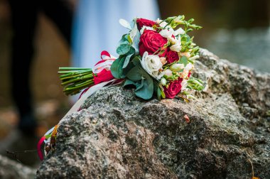 Taşın üzerinde renkli gül buketi