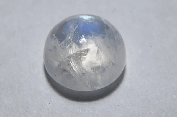 Естественный белый голубой лунный камень на белом фоне — стоковое фото