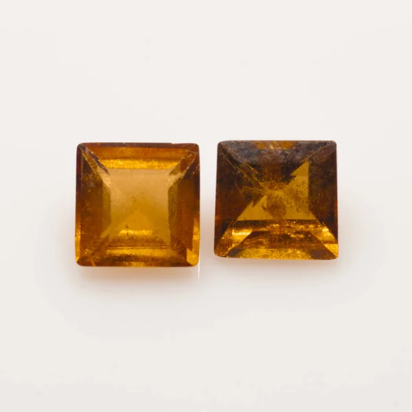 Beyaz arka planda bir çift kare doğal turuncu yapıştırıcı.