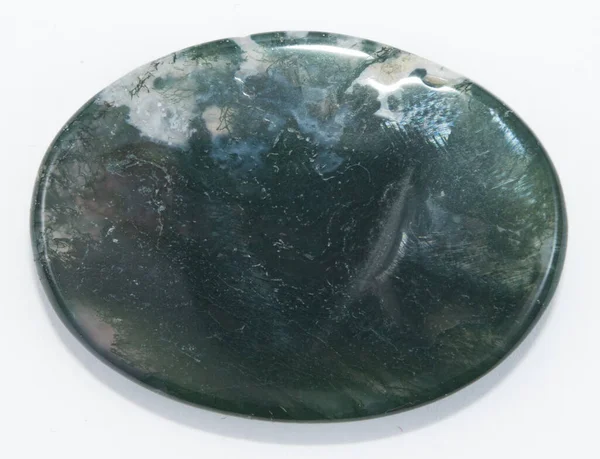 Cabochon ovale in agata di muschio naturale sullo sfondo bianco — Foto Stock