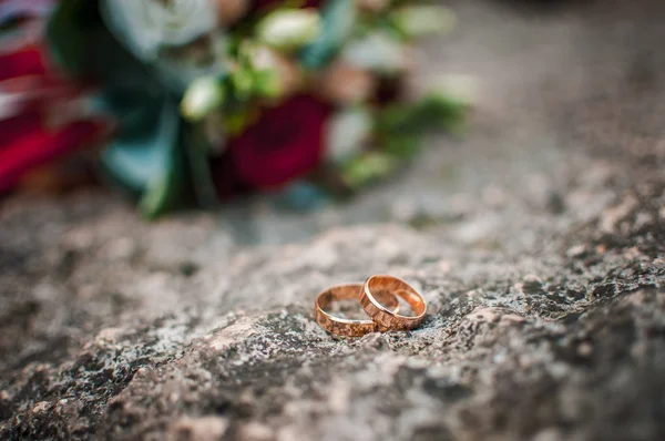 Sepasang cincin emas di batu. — Stok Foto