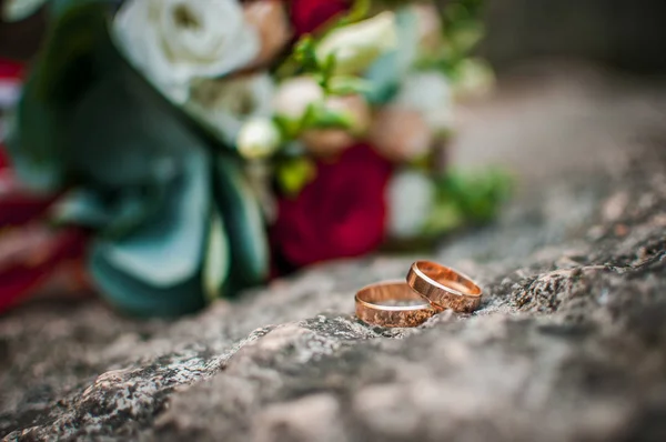 Par de anéis de casamento de ouro na pedra — Fotografia de Stock