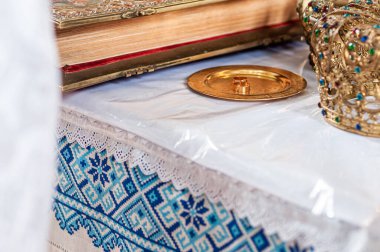 Altın tepside bir çift altın alyans