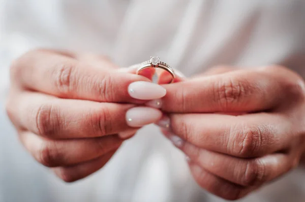 Bride hold gold diamond wedding ring in the hand — Stock Photo, Image