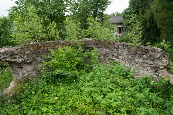 Каменная стена разрушенного замка — стоковое фото