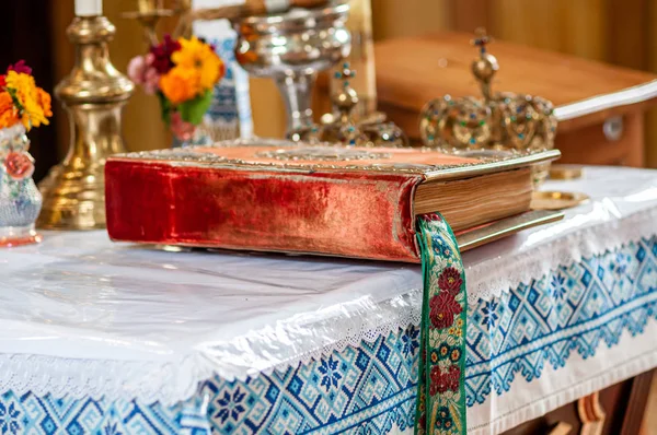 Gamla evangeliet på bordet i kyrkan — Stockfoto