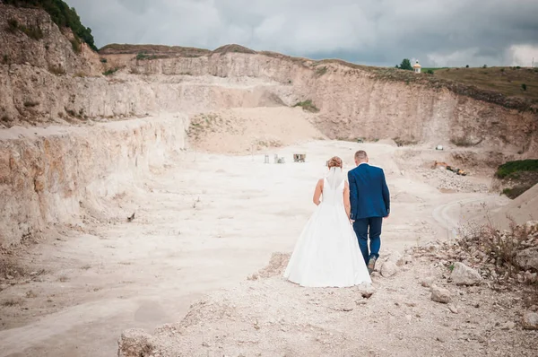 Noivo e noiva na carreira — Fotografia de Stock