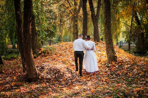 Homem e mulher caminhando na floresta de outono — Fotografia de Stock