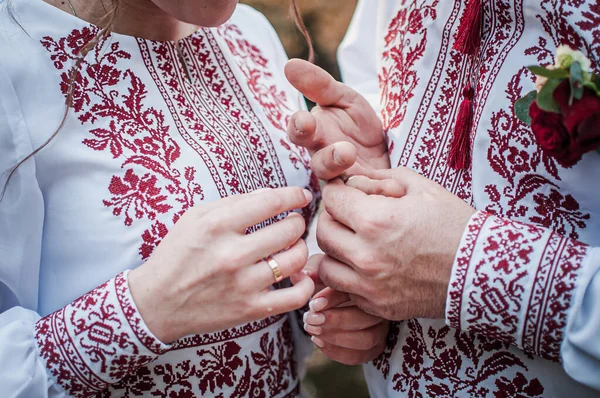 Άντρας και γυναίκα κρατιούνται χέρι-χέρι με βέρα. — Φωτογραφία Αρχείου