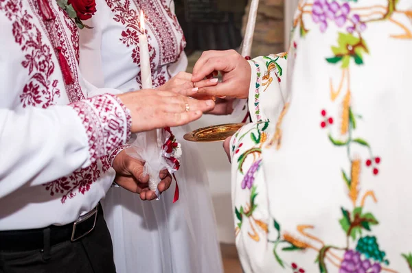 牧师的婚纱戴在手上 — 图库照片