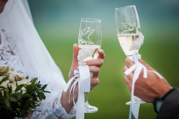 Nevěsta a ženich clink naléval šampaňské — Stock fotografie