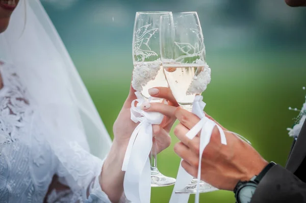Noiva e noivo clink copos com champanhe — Fotografia de Stock