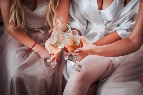 Girls clinking with glasses of champagne — Stock Photo, Image