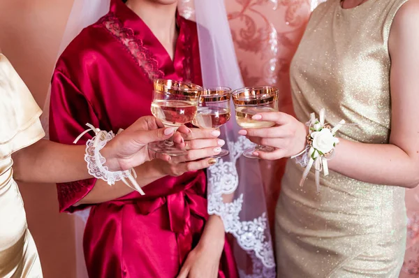 Бокалы для невесты и жениха с шампанским — стоковое фото