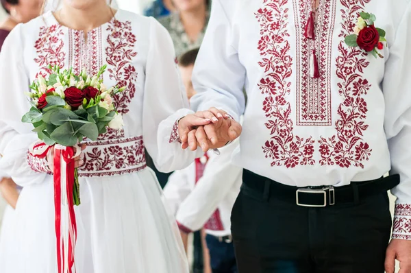 Ζευγάρι παντρεμένους που κρατάνε τα χέρια — Φωτογραφία Αρχείου