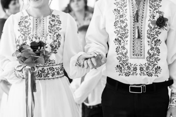 Egy házaspár, akik fekete-fehér kezet fognak. — Stock Fotó