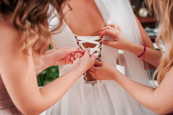 Подружки невесты кружева платья невесты — стоковое фото