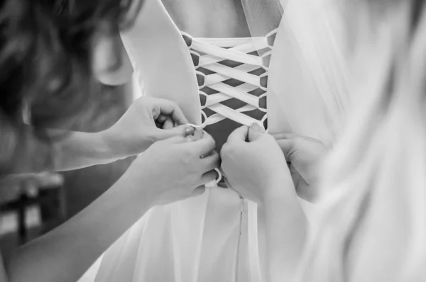 Damas de honor de encaje hasta las novias vestido de blanco y negro — Foto de Stock